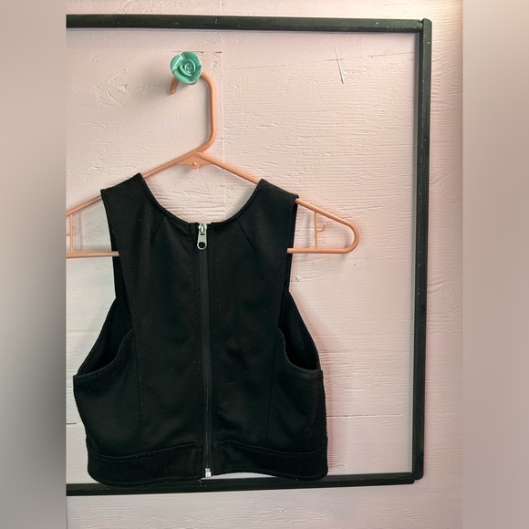 💜 90s | Cooperative | Back Zipper Black Crop Top - Picture 3 of 4
